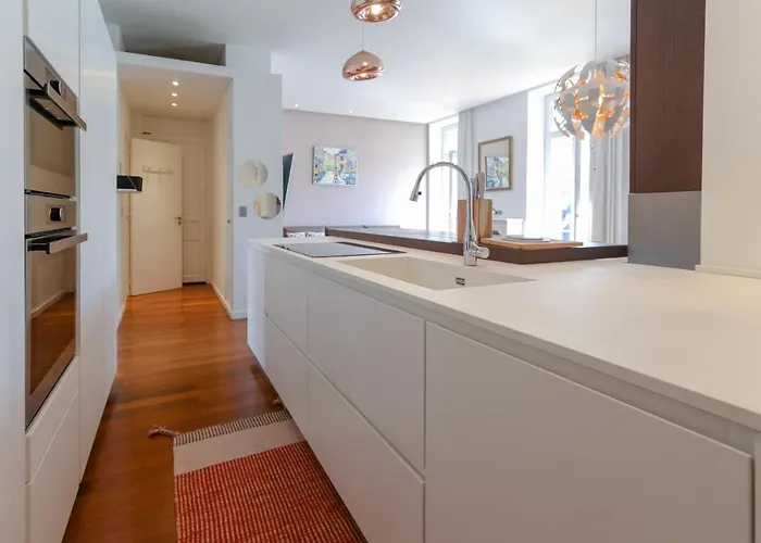 Modern With 3 Bedrooms Balcony Communal Garden And Ac- Benakey