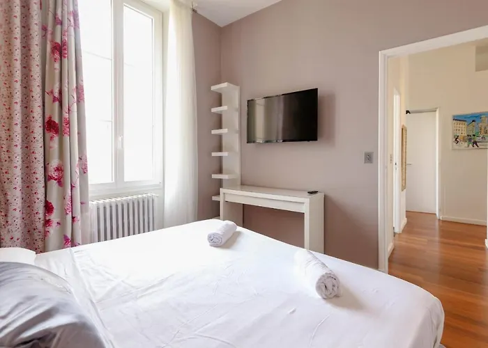 Modern With 3 Bedrooms Balcony Communal Garden And Ac- Benakey شقة *